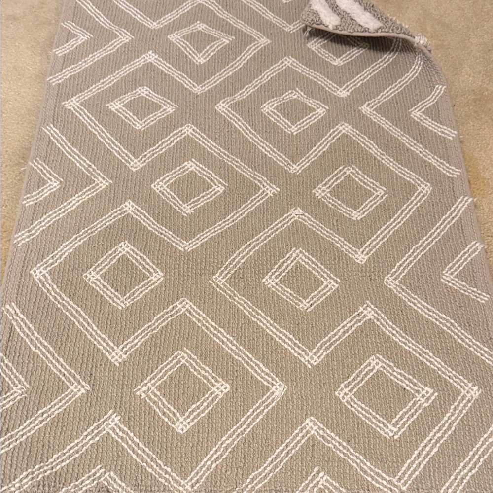 Geometric Patterned Gray and White Rug - Picture 5 of 7